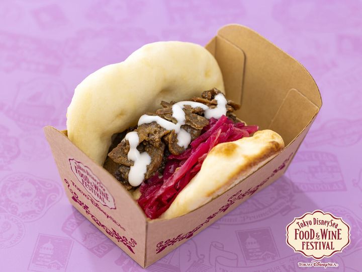 東京ディズニーシー・フード＆ワイン・フェスティバル／カスバ・フードコート「カリー香るビーフのナンサンド、フムスとヨーグルトソース（ハウス こくまろカレー使用）」