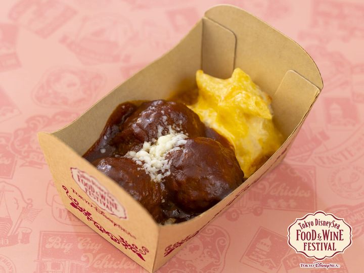 東京ディズニーシー・フード＆ワイン・フェスティバル／ハドソンリバー・ハーベスト「ハヤシソースのミートボールとマカロニチーズ（ハウス 完熟トマトのハヤシライスソース使用）」