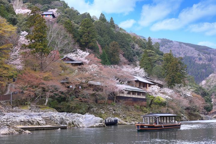 桜の中に建つ星のや京都