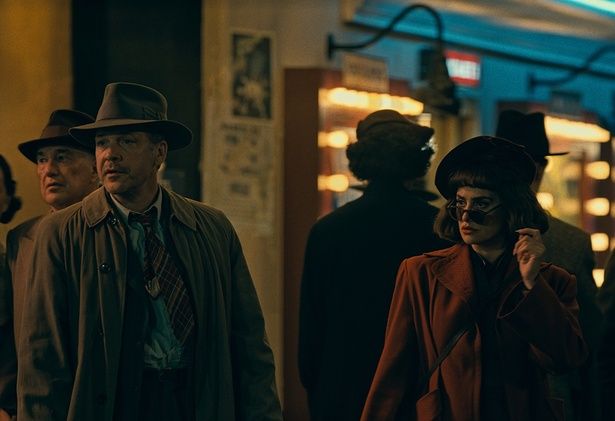 ピーター・サースガードとペネロペ・クルス演じる刑事コンビがブライドたちを追跡する [c]2026 Warner Bros. Entertainment Inc. All Rights Reserved.