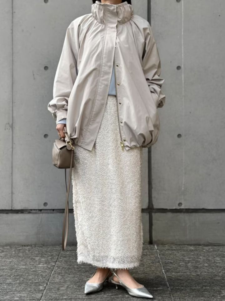 フェミニンに着られる淡色ブルゾン