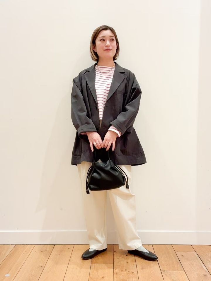 ワイドシルエットのジャケットで抜け感を