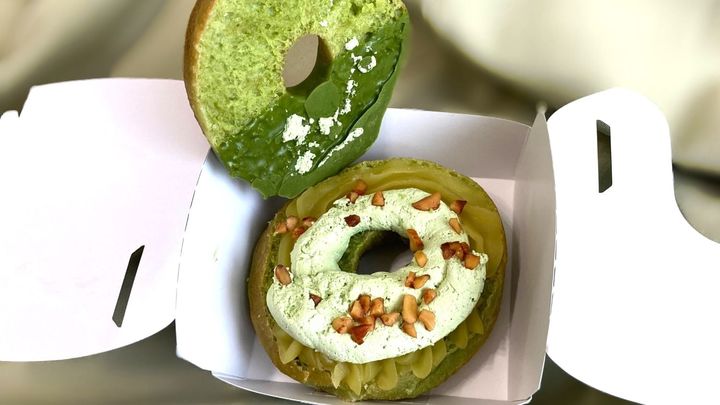 「これはドーナツバーガー」「一番好き」【ミスド】ふわもち食感が激うまい！リピ確定の新作は必見