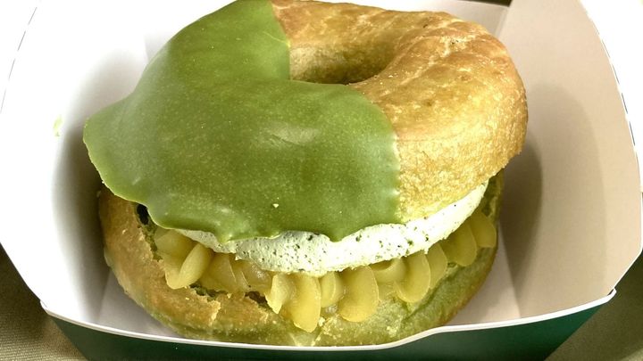 「これはドーナツバーガー」「一番好き」【ミスド】ふわもち食感が激うまい！リピ確定の新作は必見