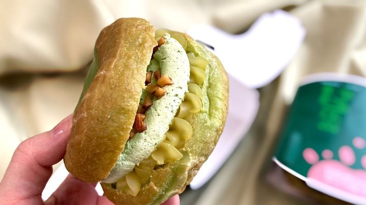 「これはドーナツバーガー」「一番好き」【ミスド】ふわもち食感が激うまい！リピ確定の新作は必見