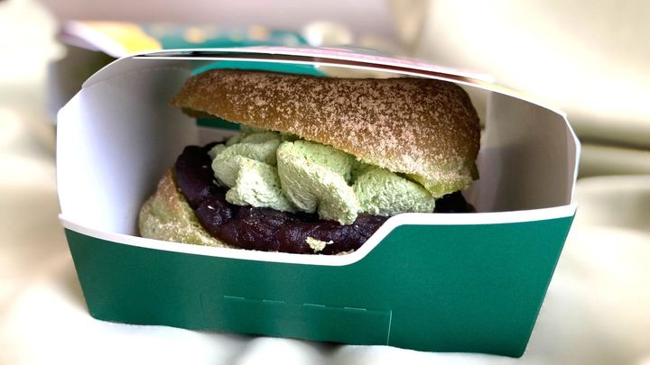 「これはドーナツバーガー」「一番好き」【ミスド】ふわもち食感が激うまい！リピ確定の新作は必見