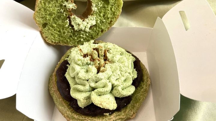 「これはドーナツバーガー」「一番好き」【ミスド】ふわもち食感が激うまい！リピ確定の新作は必見