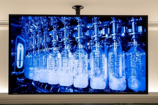 天然水がペットボトルに詰められている映像も見ることができる。空気に触れることなくフレッシュな状態で詰められているそう