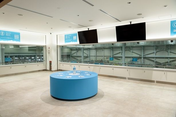 ガラス越しに、南アルプス天然水 2リットルボトルの製造ラインを見学