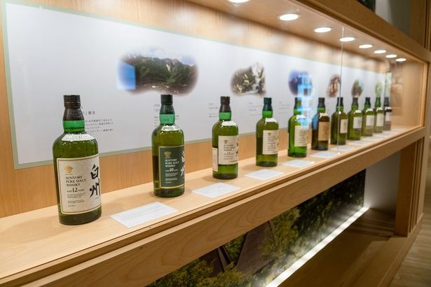 ウイスキー博物館には、白州の歴代ボトルも展示されている