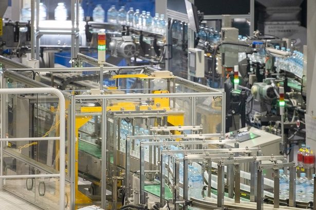 フラッシュが点滅し、消費期限がキャップに印字される。これも一瞬の早わざ！