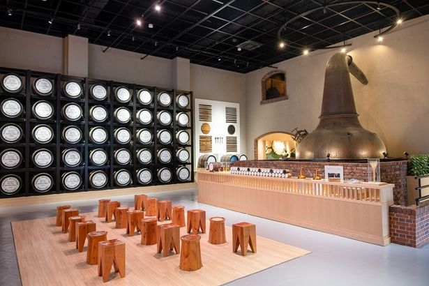 ウイスキー博物館の内部。初期の国産ウイスキーを造り続けた、ポットスチル(蒸溜釜)が鎮座する