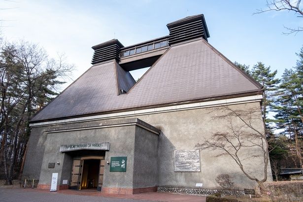 蒸溜所を彷彿とさせる、世界でも珍しいウイスキー専門の博物館。創業80周年を記念して1979年に建設された