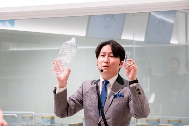 菊島さんが、ペットボトルも自社生産していることを紹介
