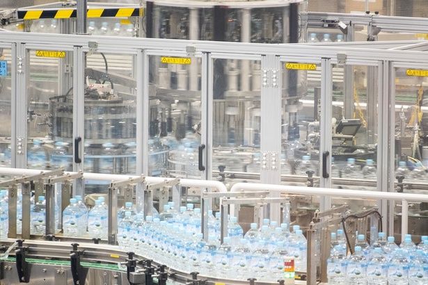 窓の奥では、高速移動しながら、ラベルが巻かれる様子を見ることができる。が、高速すぎて目で捉えるのは不可能