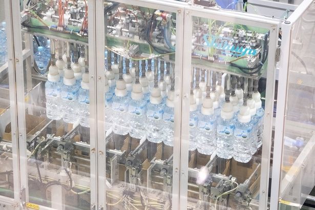 最後は、アームに吸引されダンボールに6本ずつ詰められていく