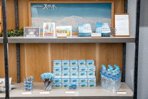 「マスキングテープ」484円、「地層えんぴつ(2B)」94円、「天然水工場オリジナルトラック」1500円、「天然水 ポストカード(2種)」各193円、「水のふるさと手ぬぐい」1100円など、サントリー天然水のグッズも販売。もちろん「天然水」140円も。来館記念に買っておきたいところだ