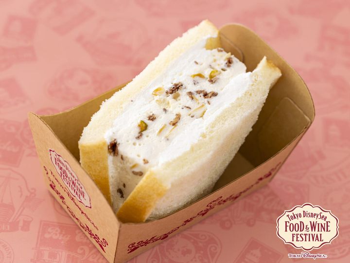 東京ディズニーシー・フード＆ワイン・フェスティバル／ドックサイドダイナー「ナッツとドライフルーツのクリームサンド（ロイヤルブレッド使用）」