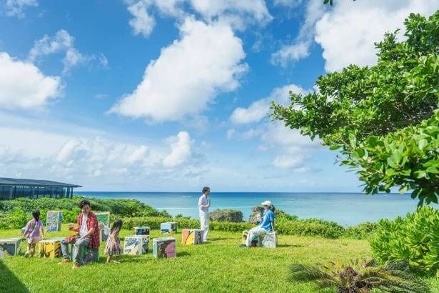 水平線を臨む高台には、ウォールアートをリメイクした「アートなベンチ」を設置(2025年継続展示)