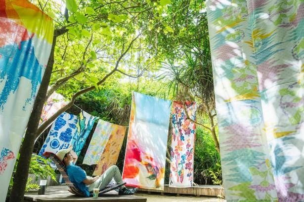 風をはらみ陽光にきらめく「アートなそよ風」