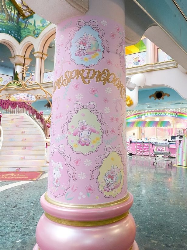 柱にも「PUROSPRINGPARTY」の衣装を着たキャラクターたちの姿が！