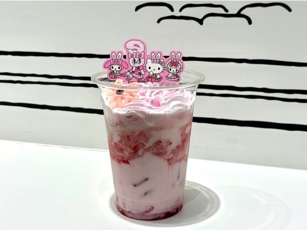 エスターバニー×サンリオピューロランド 果肉たっぷり♡スペシャルいちごミルク(1000円) (C)2026 SANRIO CO., LTD. TOKYO, JAPAN 著作 株式会社サンリオ(C)estherkim. All Rights Reserved