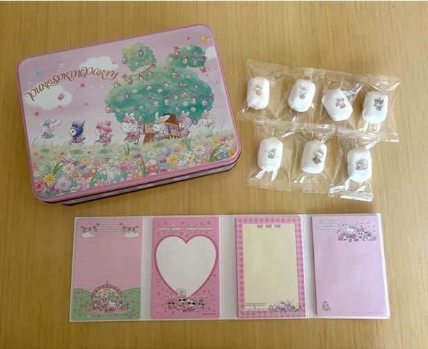 上：PUROSPRINGPARTY 缶入りマシュマロ(1620円)、下：エスターバニー×サンリオピューロランド パタパタメモ(715円) (C)2026 SANRIO CO., LTD. TOKYO, JAPAN 著作 株式会社サンリオ(C)estherkim. All Rights Reserved