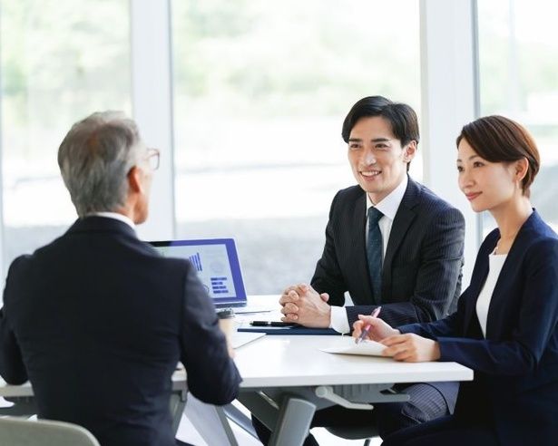 会議や商談など外部の人と話す際には「身内敬語」に注意が必要だ ふじよ / PIXTA(ピクスタ)