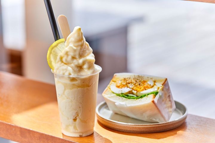 瀬戸内レモンのスムージー750円（左）、たっぷり卵のサンドイッチ400円（右）