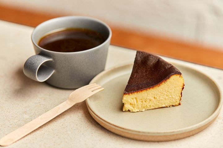 オリジナルブレンドコーヒー650円（左）、バスクチーズケーキ480円（右）