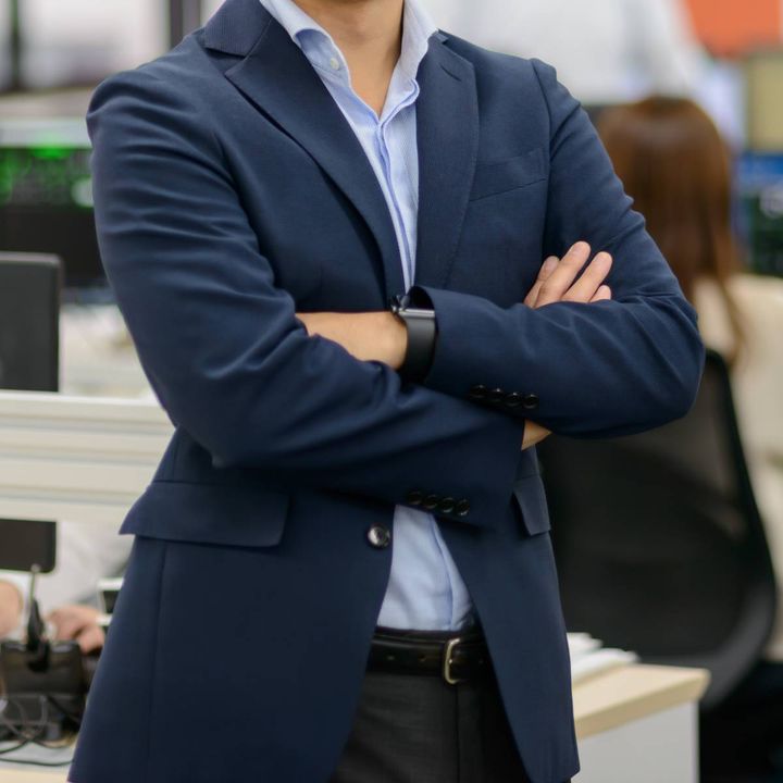 腕組みをする人