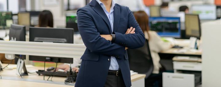 腕組みをする人