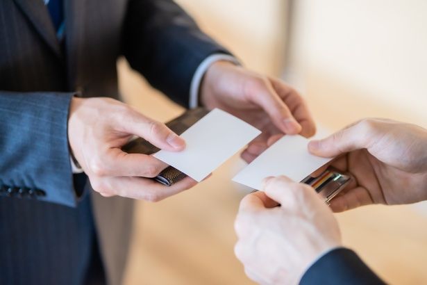 同時に名刺を交換するときは右手で差し出し、左手で受け取る Jake Images / PIXTA(ピクスタ)