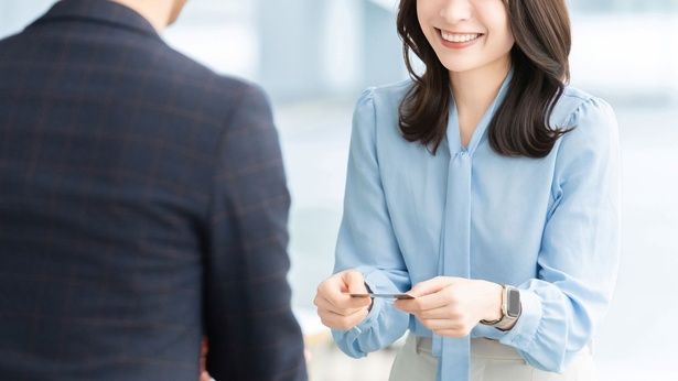 ビジネスの世界でも初対面の印象は重要！丁寧な応対を心がけよう trickster* / PIXTA(ピクスタ)