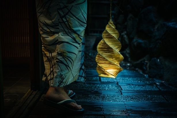 蛍籠を携え大堰川沿いを散策する