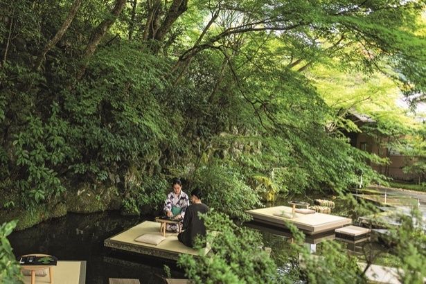 「水の庭」での「七夕体験」で梶の葉に願いを書くレクチャーを受けている様子