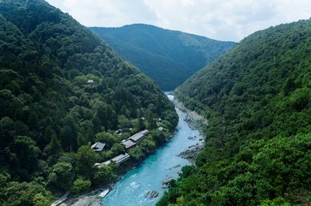 奥嵐山に佇む「水辺の私邸」