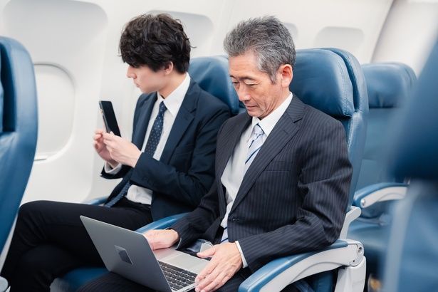 社会人は出張で新幹線を使うことも maroke / PIXTA(ピクスタ)