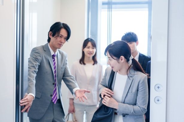 エレベーターでは目上の人や来客に先に降りてもらうのがマナー maroke / PIXTA(ピクスタ)