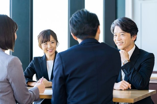 商談や来客対応などで上座・下座を意識すべきタイミングも多い ふじよ / PIXTA(ピクスタ)