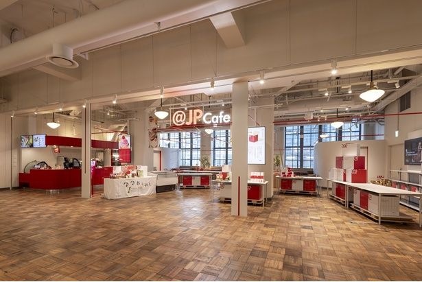 電車の線路と同じ目線の「@ＪＰ Ｃａｆｅ」 撮影 伊藤 彰/アイフォト