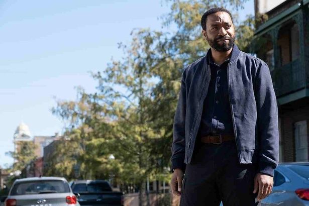 眉間にシワを寄せる⾼校教師のマーティ(キウェテル・イジョフォー) [c]2024 DANCE ANYWAY, LLC. ALL RIGHTS RESERVED.