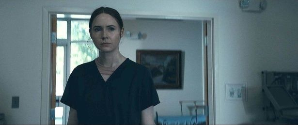 医療衣に身を包んだフェリシア(カレン・ギラン)の不穏な表情が気になる [c]2024 DANCE ANYWAY, LLC. ALL RIGHTS RESERVED.