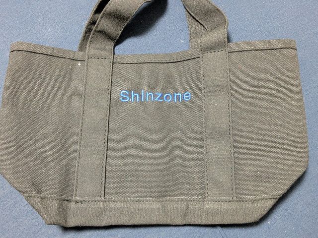 Shinzoneロゴ面のトートバッグ
