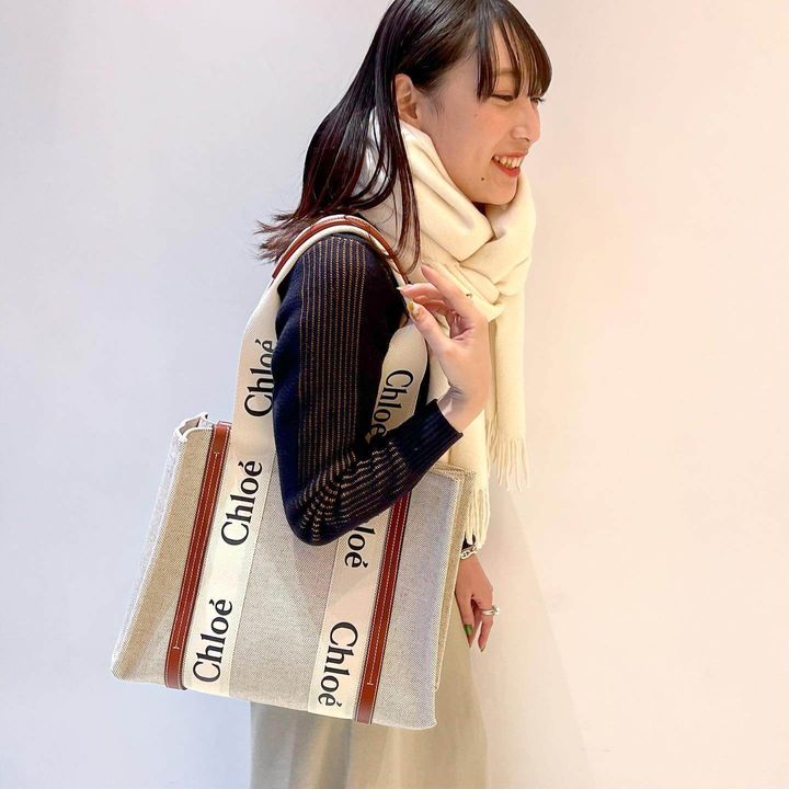 クロエのバッグを持った女性