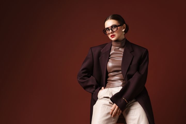 個性的なファッションでおしゃれを楽しむ女性