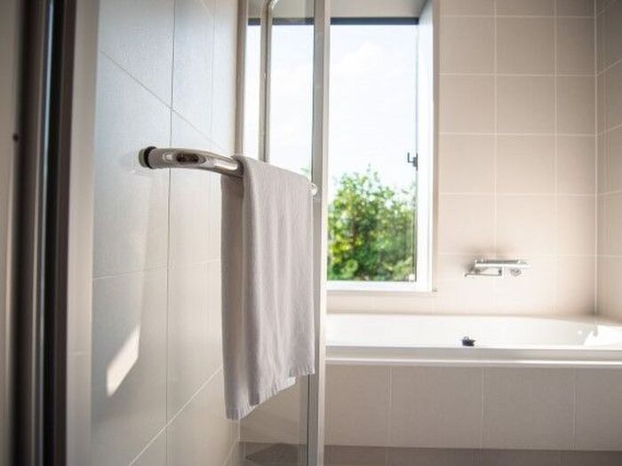 『窓を開けて換気』はNG！？意外と知らない、お風呂の正しいカビ対策。