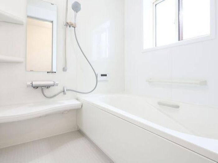 『窓を開けて換気』はNG！？意外と知らない、お風呂の正しいカビ対策。