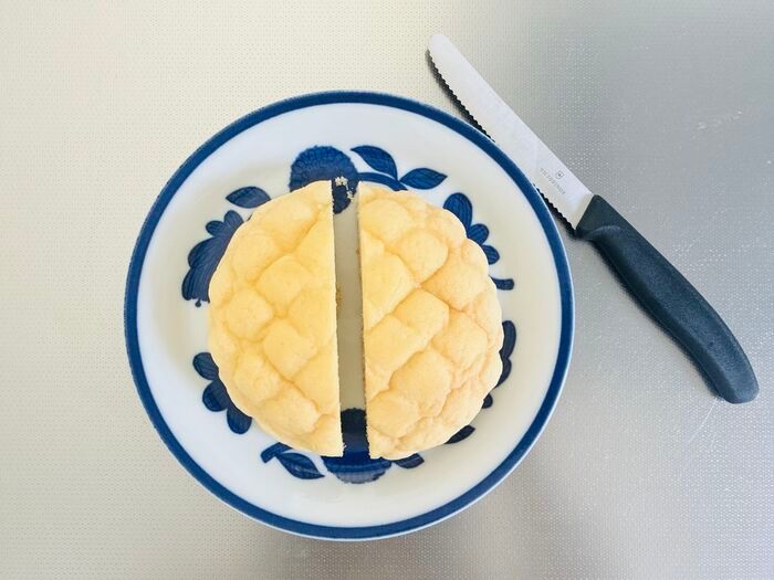 『メロンパン』を半分に切ってドーン！驚きの食べ方が登場♡試さずにはいられない〈新感覚アレンジ〉