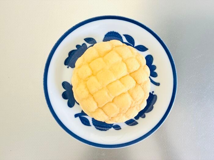 『メロンパン』を半分に切ってドーン！驚きの食べ方が登場♡試さずにはいられない〈新感覚アレンジ〉